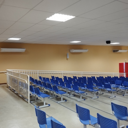 Tecnico executando reparo em unidade externa de ar condicionado