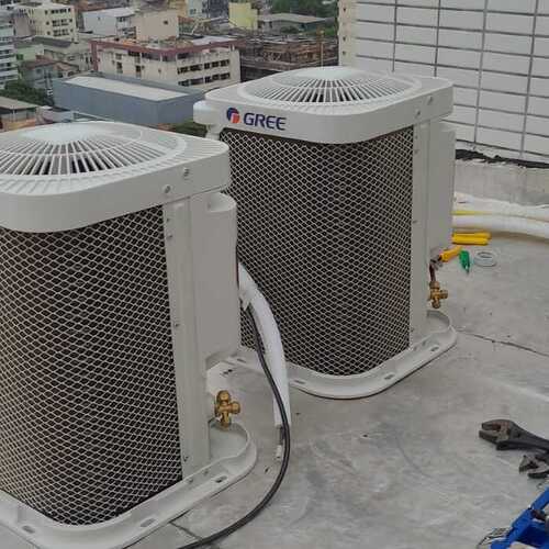 Tecnico executando reparo em unidade externa de ar condicionado