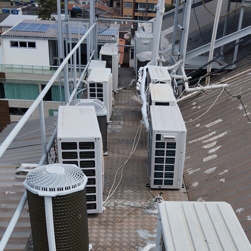 Tecnico executando reparo em unidade externa de ar condicionado