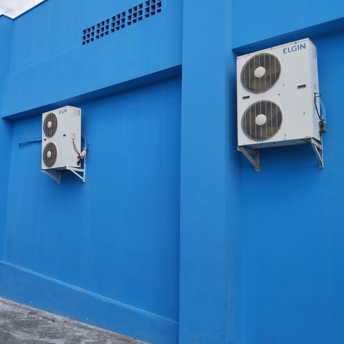 Tecnico executando reparo em unidade externa de ar condicionado