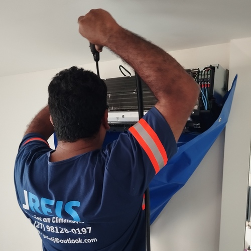 Tecnico executando reparo em unidade externa de ar condicionado